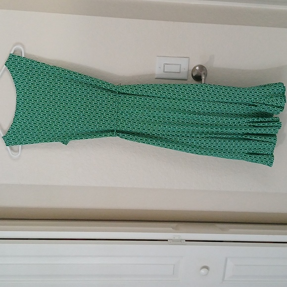 London Times green sleeveless dress size 6 has a ruffled hemline and vneck. - Picture 5 of 7